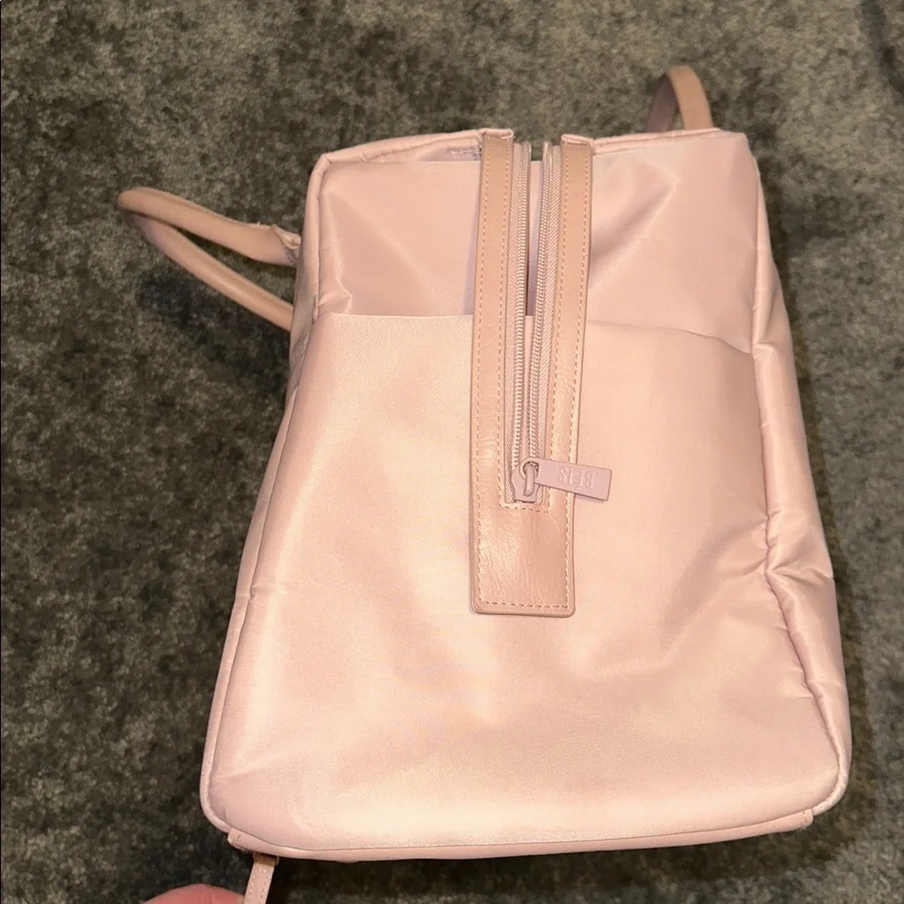 Bèis Commuter Duffle in Atlas Pink - Picture 3 of 11